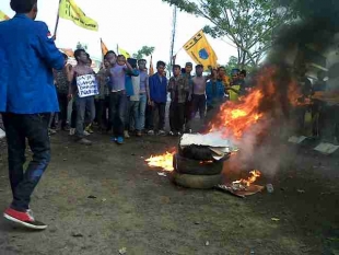 Sejumlah masa PMII melakukan aksi di depan Gedung DPRD Provinsi Banten