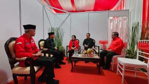 Megawati Soekarnoputri menyambut tokoh nasional di acara Bulan Bung Karno 2023 di Stadion Utama Gelora Bung Karno (GBK) Senayan, Jakarta, Sabtu (24/6/2023).