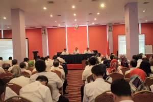 Wali Kota Tangerang Arief R Wismansyah saat rapat penajaman APBD