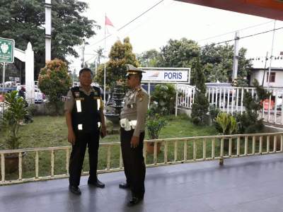 Anggota polisi berjaga di stasiun.