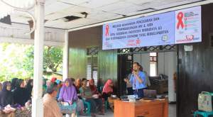 Penyuluhan bahaya HIV AIDS di Aula RW 03 Kelurahan Pakulonan Barat, Kelapa Dua, Kabupaten Tangerang.