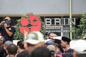 Ratusan warga Tangsel dan Bogor Demo di depan Kantor BRIN. (Detak/Aip Kurniawan)