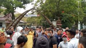 Gerakan Mahasiswa Nasional Indonesia Melakukan Demo di Depan Kantor Pemda Lebak