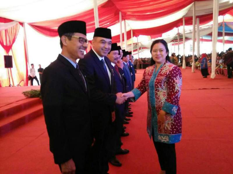 Bupati Tangerang Zaki Iskandar saat menerima penghargaan Satya Lencana Pembangunan.