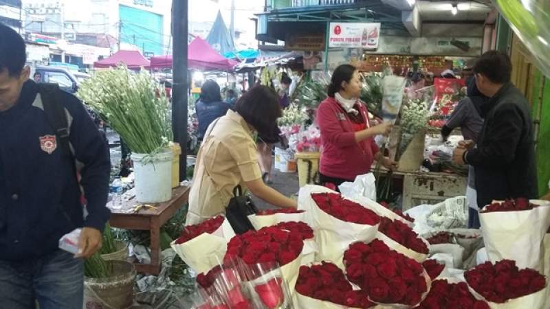 Jelang Imlek, Pedagang Bunga Pasar Lama Diserbu