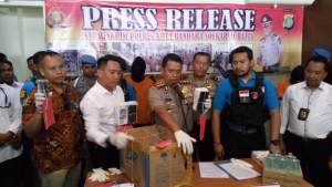Polres Bandara Soekarno Hatta mengamankan tiga pelaku yang merupakan sindikat kasus pendodosan paket kiriman barang.