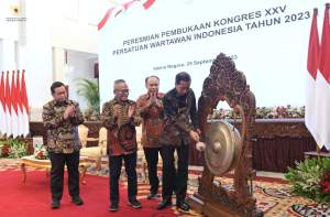 Presiden Jokowi saat resmi dalam Pembukaan Kongres XXV PWI 2023 di Istana Negara, Senin (25/9/2023).