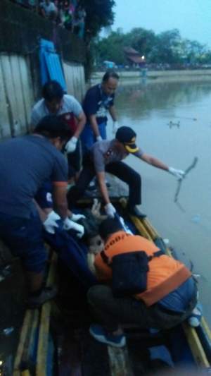 Evakuasi mayat tanpa identitas di Kota Tangerang.