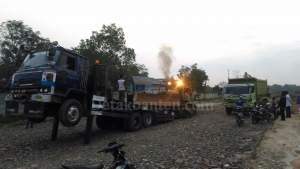 Pemindahan kendaraan berat dari lokasi proyek PT. Meizika Pembangunan di kampung Cemplang, Desa Cemplang, Kecamatan Jawilan, Kabupaten Serang.