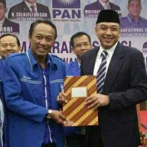  Ketua DPD Partai Amanat Nasional (PAN) Kabupaten Tangerang Agus Kurnia (kiri).
