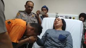 Sopir truuk penganiyaan anggota Polrestro Tangerang cium tagan minta maaf.