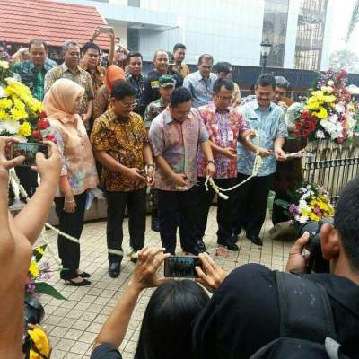 Wali Kota Tangerang Arief Wismasyah meresmikan pasar jajan.