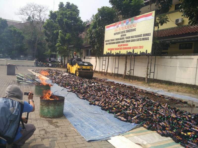Polresta Tangerang Musnahkan Ribuan Botol Miras