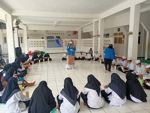 Asyiknya Membuat Celengan dari Barang Bekas bersama Anak anak di Yayasan Yatim Piyatu Hidayatullah 2