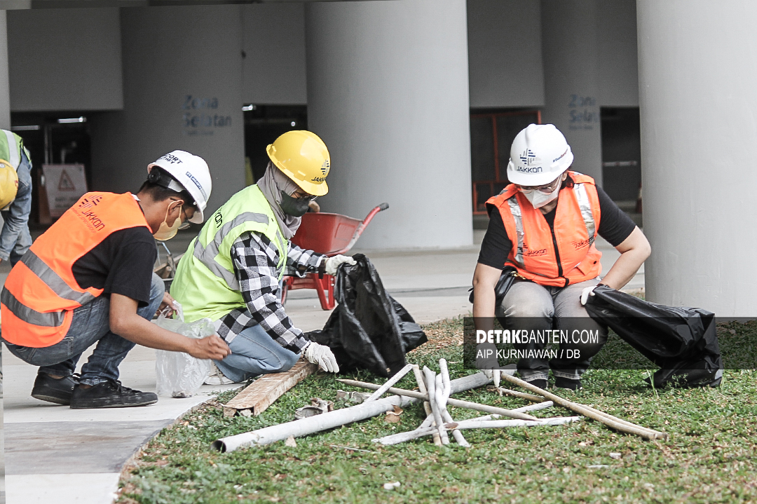 Jakkon dan Sukarelawan Gelar Operasi Semut di Lingkungan Jakarta International Stadium
