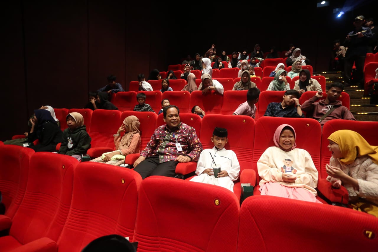 Nonton Bersama dengan Anak Yatim Piatu Dr. Nurdin Terus Semangat Capai Cita Cita dan Berbakti pada Orang Tua