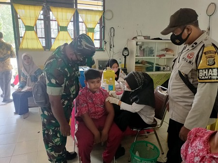 Polsek Pulau Raja Polres Asahan Monitoring Vaksinasi Dosis I Bagi Pelajar 3