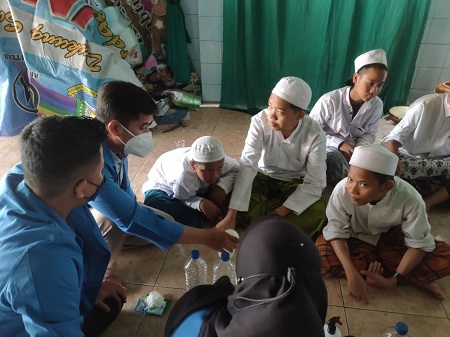 Santri di Yayasan Panti Asuhan An Nidzom Diajarkan Cara Membuat Disinfektan 2
