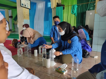 Santri di Yayasan Panti Asuhan An Nidzom Diajarkan Cara Membuat Disinfektan 3