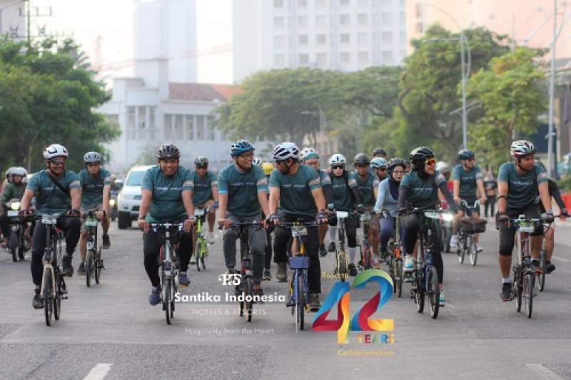 Menuju 42 Tahun Menghiasi Pariwisata Indonesia, Santika Indonesia Gelar Sepedaan Santai di Surabaya