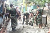 Pdk Aren- Koramil 19 Pondok Aren dan Personil Yon Arhanud 10 Kodam Jaya Bintaro saat Melakukan Pengecoran drainase di Pondok Karya,Minggu (17/11)DT