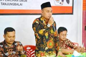 Ketua KPU Kota Tanjungbalai Luhut Parlinggoman Siahaan (berdiri) yang memblokir nomor wartawan.