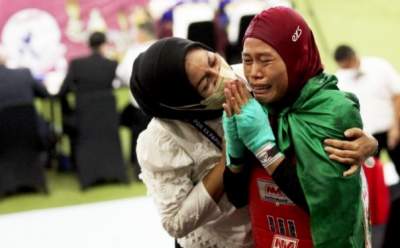 Atlet Muaythai Banten (Kanan), Mia Amalia, menangis terharu karena memperoleh medali emas pada ajang PON Papua XX 2020. (Foto: PB PON XX Papua)