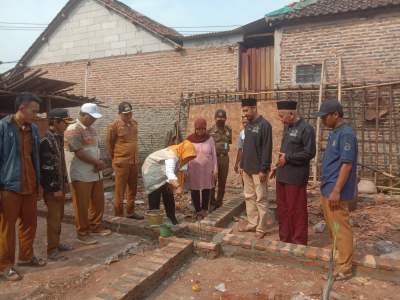 Camat Sukamulya Hadiri Peletakan Batu Pertama Pembangunan Bedah Rumah
