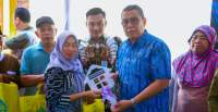 Wali Kota Benyamin Davnie serahkan kunci kepada warga penerima manfaat bedah rumah layak huni di Kecamatan Setu.