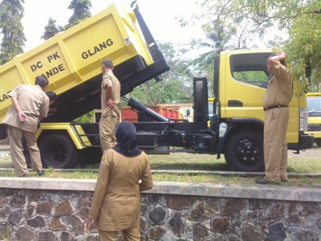 Kabid Kebersihan dan Pertamanan sedang memeriksa Truk baru