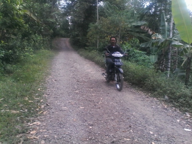 Kades dan Warga Keluhkan Jalan Rusak