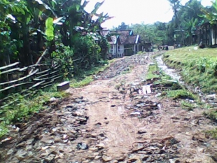 Jalan Kampung Cibiuk Rusak Parah