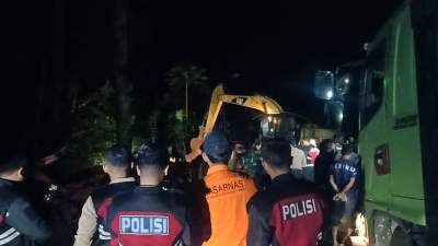 Tim SAR gabungan evaluasi korban yang tewas akibat tertimbu  material longsor. (istimewa)