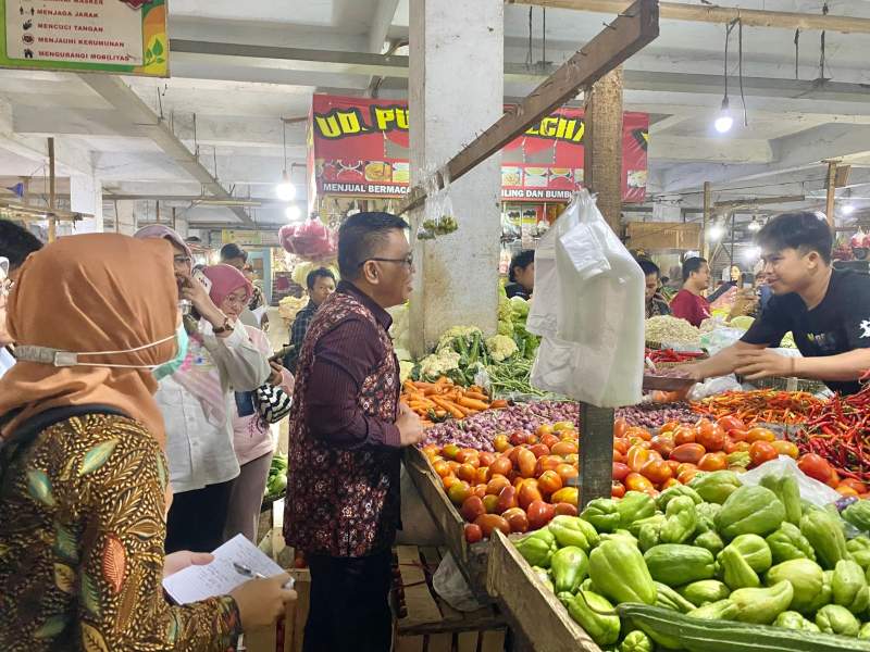 DPKP Bersama Badan Pangan Nasional Pantau Harga di Pasar Gudang