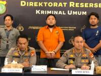 Tersangka David Yulianto saat dihadirkan dalam jumpa pers di Mapolda Metro Jaya, Jumat (5/5/2023).