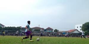 Pemain Dejan FC, Reza berusaha drible bola dari hadangan pemain Aseng FC yang berada didepannya.