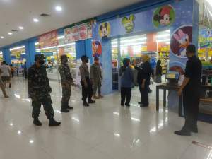 Begini Upaya TNI-Polri Disiplinkan Warga Jelang New Normal di Mall Of Serang