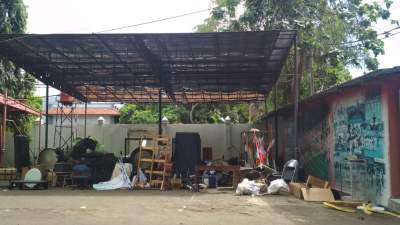 Peralatan Marching Band GSB Diterlantarkan Diluar.