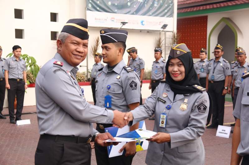 Kemenkumham Banten Berikan Reward Bagi Pegawai Teladan, Kakanwil : “Selamat, Terus Tingkatkan”