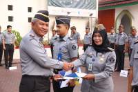 Kemenkumham Banten Berikan Reward Bagi Pegawai Teladan, Kakanwil : &ldquo;Selamat, Terus Tingkatkan&rdquo;