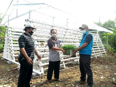 Indah Kiat Tangerang Kembali Beri Bantuan Alat Hidroponik dan Budidaya Lele