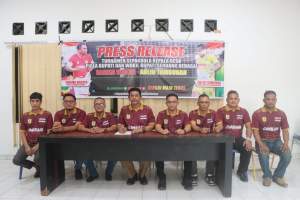 Ketua panitia, Edy Saputra didampingi sekretaris Darmawan serta pengurus turnamen Piala Bupati dan Wakil Bupati Sergai H. Darma Wijaya dan H. Adlin Tambunan.