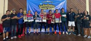 Ketua PWI Kota Tangsel Ahmad Eko Nursanto usai memberikan hadiah kepada masing-masing pemenang kejuaraan invitasi Badminton dan Tenis Meja di GOR BRIN Puspiptek, Kecamatan Setu.