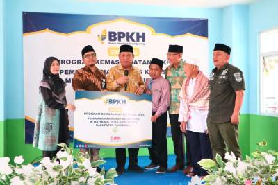 Muhammad Rizal DPR RI Berikan Program Kemaslahatan BPKH RI ke Sekolah MI Mathlaul Huda di Cicalengka Pagedangan
