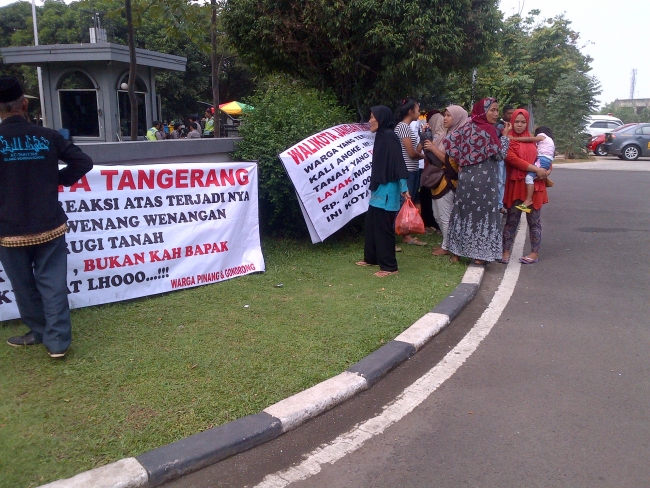 Warga Gondrong Kecamata Cipondoh berdemo di depan Gedung Pemerintah Kota