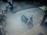 2 Pencuri Motor Pegawai Mini Market Terekam CCTV