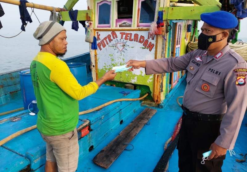 Polairud Polresta Tangerang Bagikan Masker Gratis Kepada Nelayan Kronjo