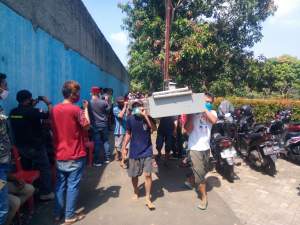 Petugas pemakaman bawa keranda usai pelaksanaan autopsi jasad OR di TPBU Tanjung Priang, Serpong Utara.