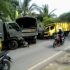 Truk Barang vs Truk Militer Adu Kebo