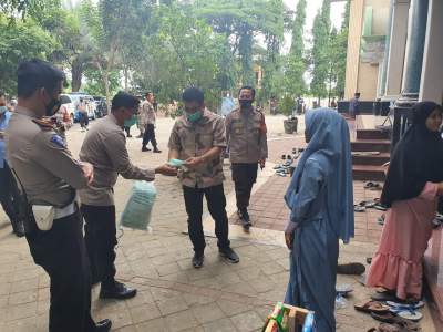 Wakapolda Banten Bagikan Masker ke Jemaah Abuya Uci